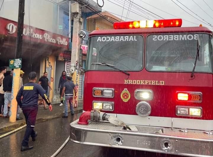 Bomberos de Jarabacoa Sofocan Incendio en Comercio