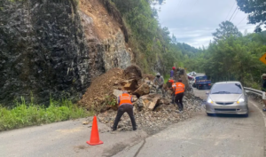 Reabren carretera Jarabacoa-Constanza tras bloqueo por derrumbe