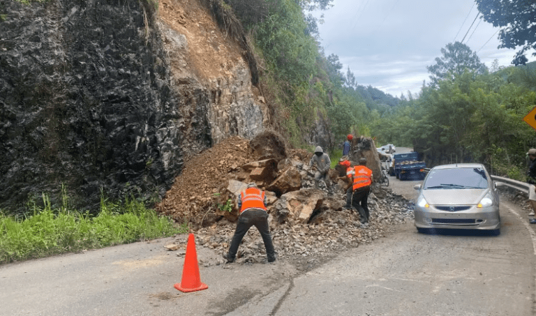 Reabren carretera Jarabacoa-Constanza tras bloqueo por derrumbe