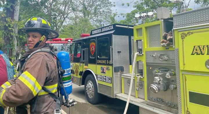 Rápida acción de bomberos evita tragedia en Jarabacoa